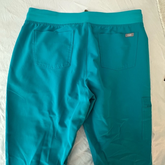 FIGS SET - Scrub Top and Pants in Color TEAL - Picture 5 of 7